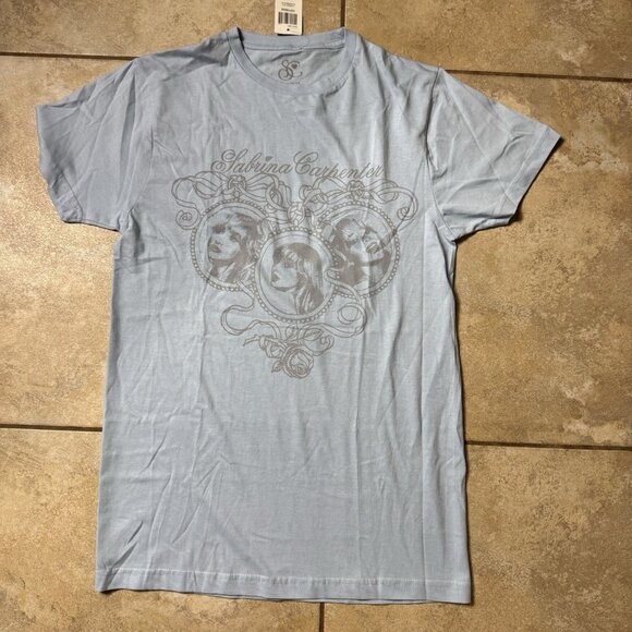 Sabrina Carpenter Ribbon Frame Boyfriend Fit Juniors MEDIUM Blue T-Shirt New - Picture 1 of 5